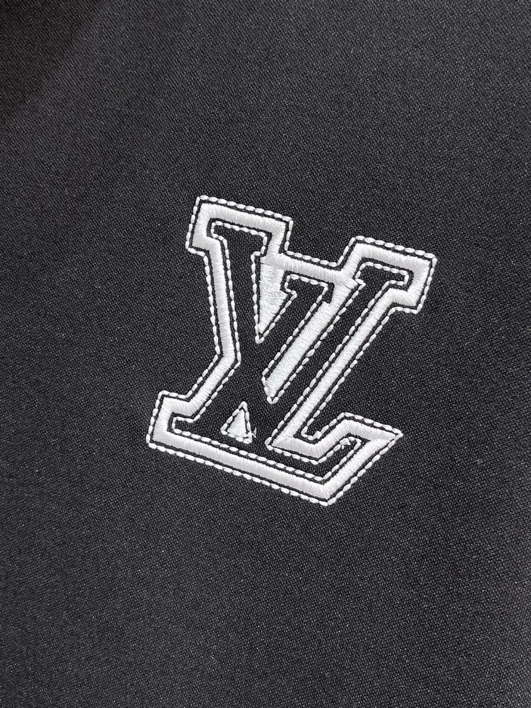 🅿️720 [LV Louis Vuitton] hot-selling suit is coming. Focus on the original version of the official website. 2025 new hot-selling cardigan and sweatshirt suit. The original order is the best. 🇭🇰The meticulous work of top designers. It has a fitting and perfect upper body effect. All-natural high-quality Tencel Roman cotton 100%, close-fitting comfort, noble and elegant! Original hardware embodies elegance and nobility! Counter size: M-3XL (maximum wear up to 190 pounds)